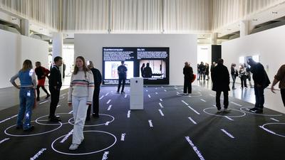 Besucher interagieren mit dem Werk „Wissensfeld“ von Peter Weibel und Christian Lölke in der Ausstellung „Renaissance 3.0“ am ZKM Karlsruhe, 24.03.2023