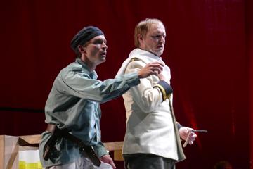 Lion-Russell Baumann (links) als Woyzeck und Mattes Herre als Hauptmann proben eine Szene des Stücks „Woyzeck“ am Theater Baden-Baden.