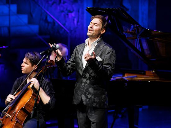 Der Sänger Valer Sabadus im Februar 2024 auf der Bühne im Badischen Staatstheater mit dem Cellisten Victor Plumettaz am Cello und Christian Fritz am Klavier 
