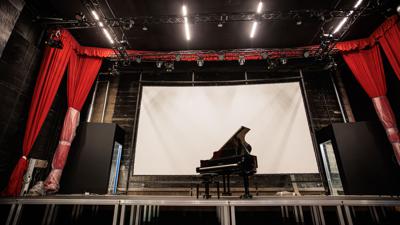 Blick auf die Bühne im neuen Saal des Jazzclubs Karlsruhe, der am 23. September 2023 eröffnet wird.