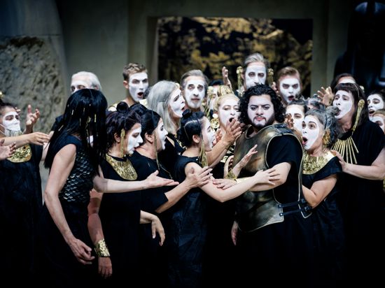 Szene aus „Aida“ am Badischen Staatstheater