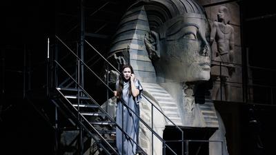 Szene aus „Aida“ am Badischen Staatstheater
