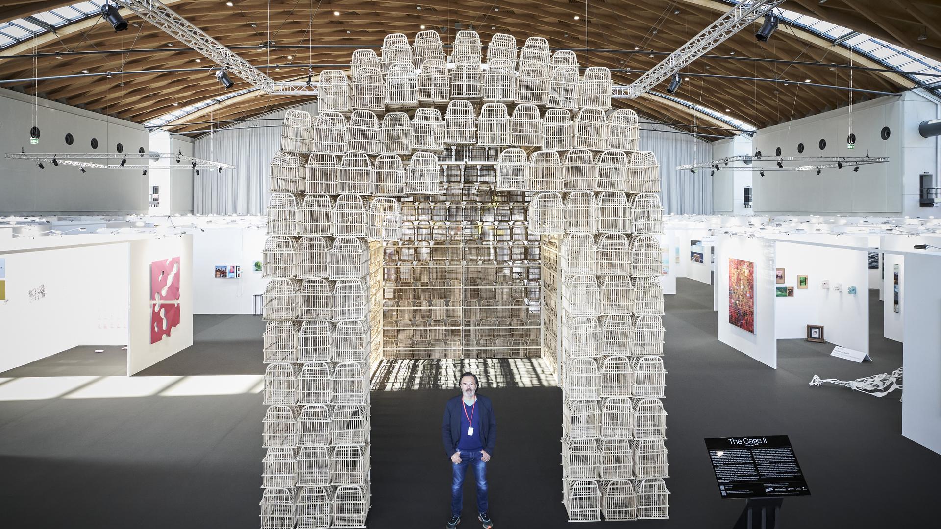 Der in Karlsruhe lebende deutsch-irakische Künstler Fahar Al-Salih hat aus 600 Holz-Vogelkäfigen seine Installation „The Cage“ geschaffen.
