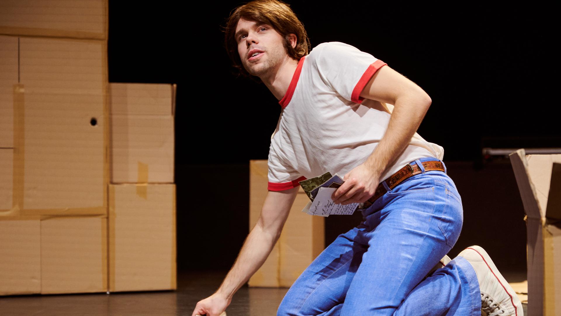 Constantin Petry ist bei „Blackbird“ auf der Bühne des Jungen Staatstheaters in wechselnden Charakteren zu sehen - hier als „Motte“ im emotionalen Durcheinander während der Pubertät.