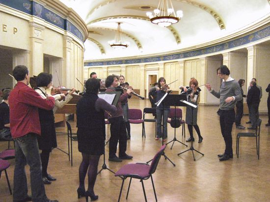 Der Grieche, der aus der Kälte kam? Currentzis (rechts) im Foyer des Opernhauses von Novosibirsk (2009) bei der Arbeit.  Foto: Christiane Lenhardt