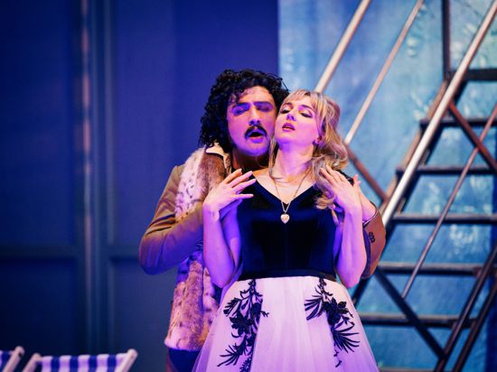 Szene aus der Oper „Così fan tutte“ mit Oğulcan Yılmaz und Florence Losseau am Badischen Staatstheater 2024