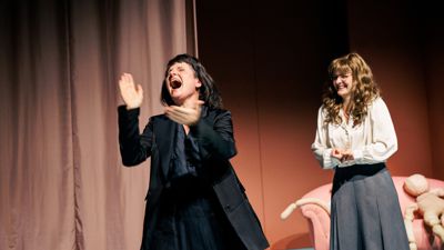 Antonia Mohr als Theta und Lucie Emons als Erike in „Dem Marder die Taube“ am Badischen Staatstheater Karlsruhe.