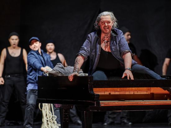 Konstantin Gorny als Daland im Badischen Staatstheater in der Inszenierung von Wagners „Fliegendem Holländer“