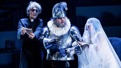 Szene mit Äneas Humm, Vazgen Gazaryan und Hye Jung Lee aus der Oper „Don Pasquale“ am Badischen Staatstheater Karlsruhe (B-Premiere am 27.01.2022)