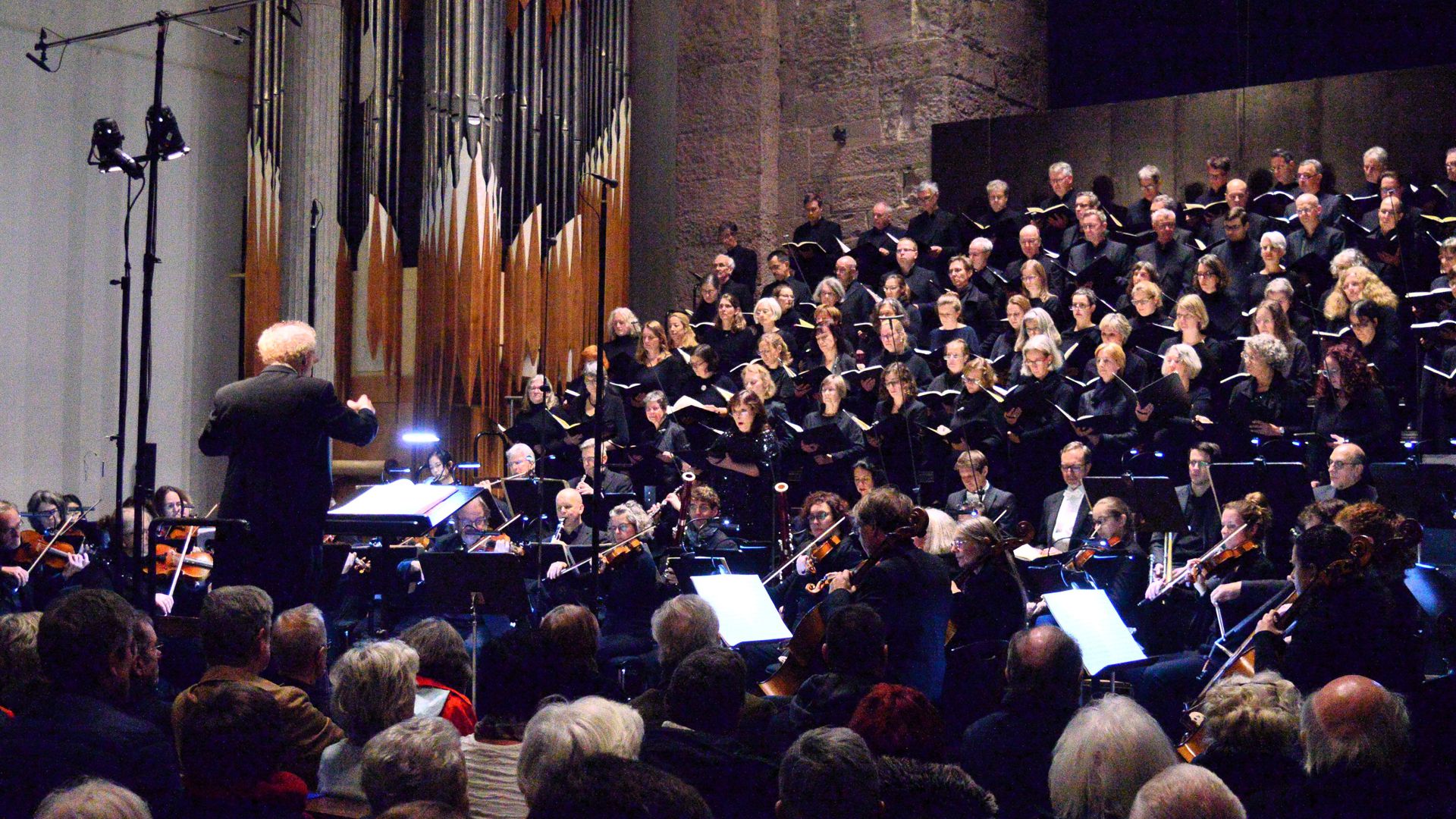 Kirchenmusikdirektor Christian-Markus Raiser dirigiert den Bachchor und die Camerata 2000 bei der Aufführung des Oratoriums „Elias“ in der Evangelischen Stadtkirche Karlsruhe am 19. November 2023.