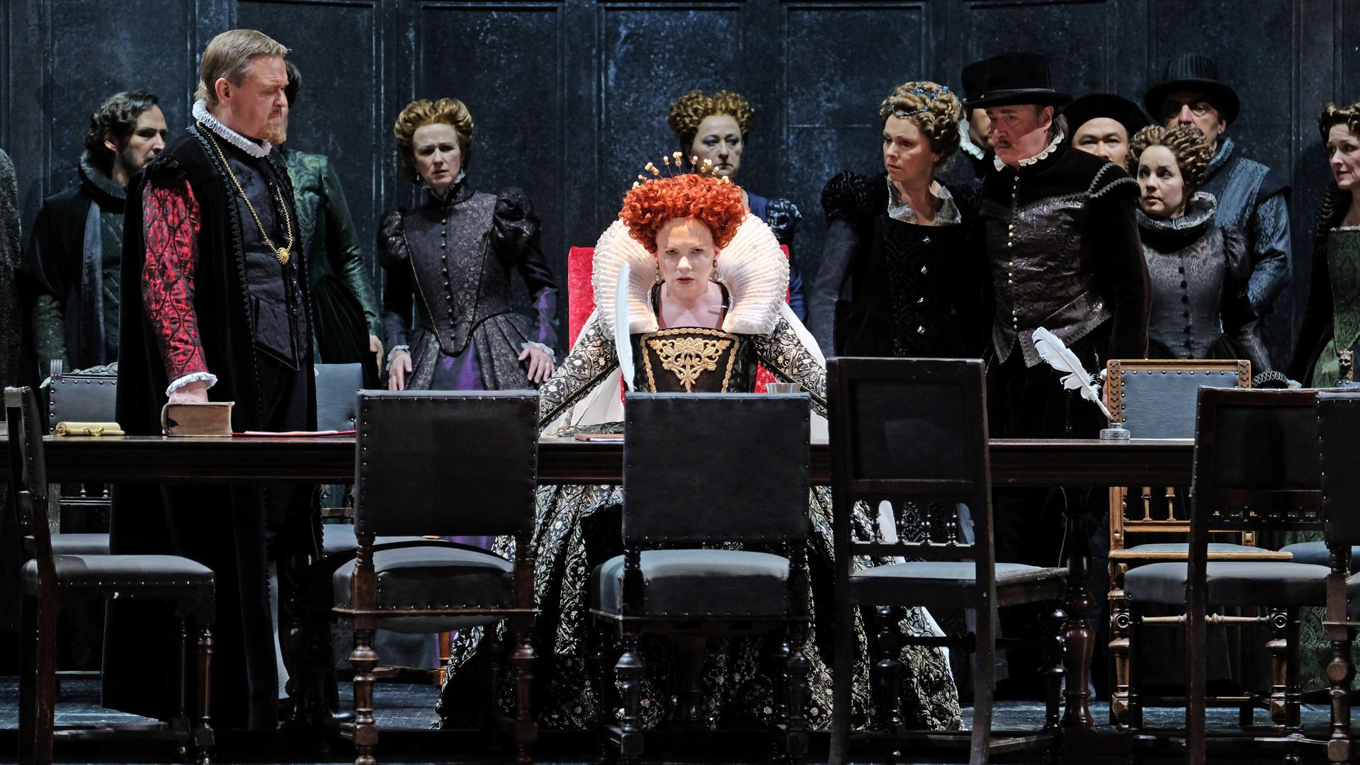 Szenenfoto aus der Oper „Roberto Devereux" am Badischen Staatstheater Karlsruhe mit Ina Schlingenspiepen (Mitte) als Elisabeth I.