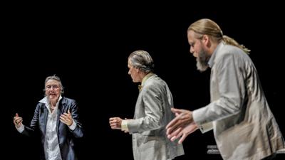 Szene des Theaterstücks „Gott“ am Badischen Staatstheater Karlsruhe, Premiere 28.10.2021