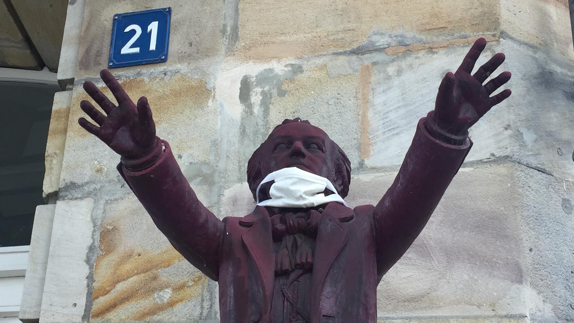 21 als Hausnummer im doppelten Sinn: Wo in Bayreuth Ottmar Hörls Wagner-Skulpturen derzeit Mundschutz tragen, hoffen alle auf einen Neustart der Festspiele im Jahr 2021.