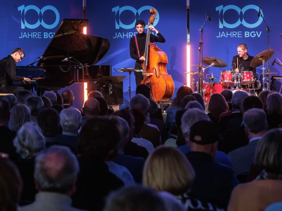 Das Linus Rebmann Trio spielt beim Preisträgerkonzert „Jugend jazzt“ im Lichthof der BGV Karlsruhe.