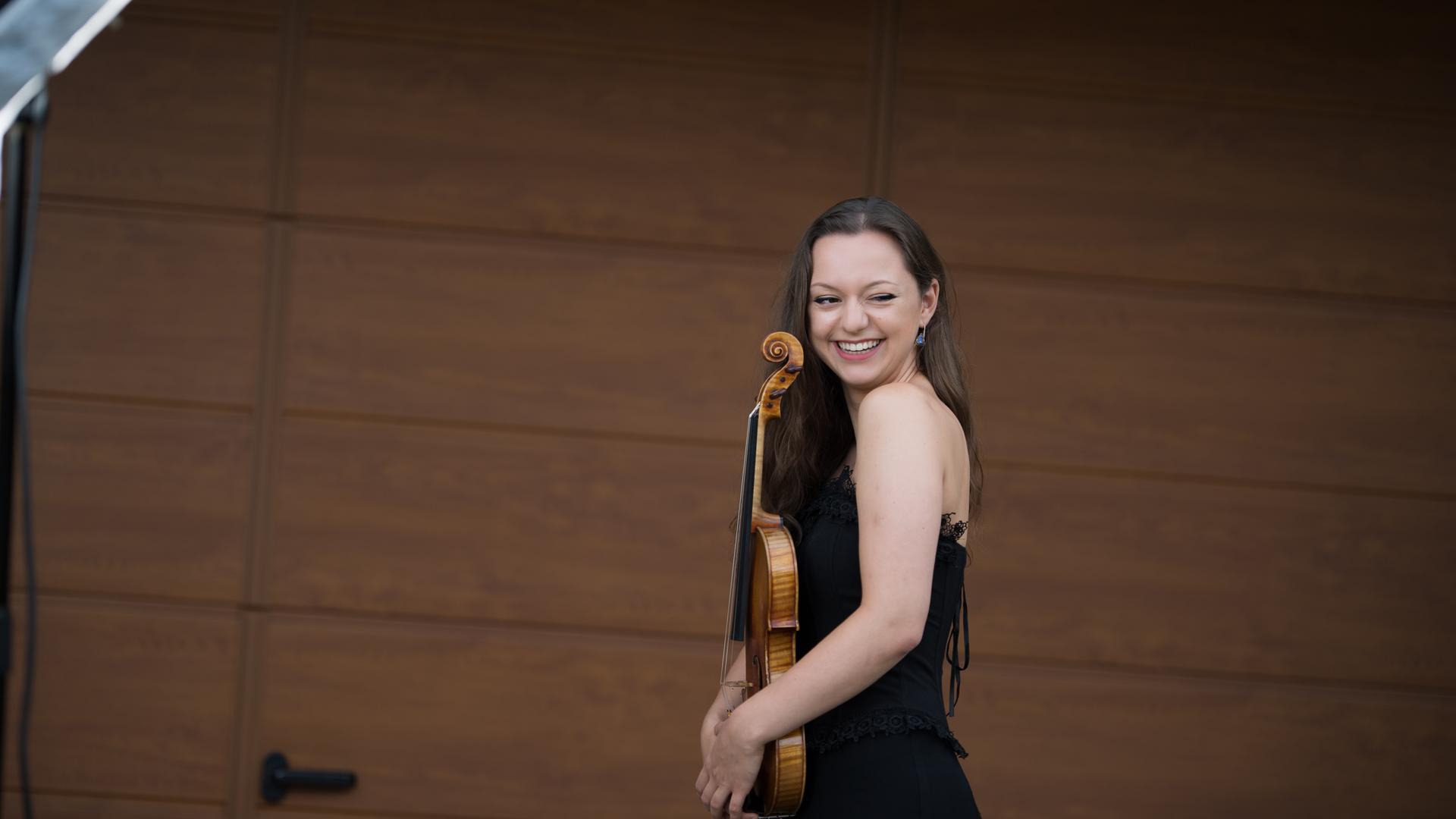 Maria Ioudenitch eröffnet die Konzertsaison am Badischen Staatstheater mit dem Violinkonzert des finnischen Komponisten Sibelius.