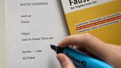 Welch ein Kontrast: Die radikal reduzierte Dichtung des Karlsruher Informatik-Pioniers Wolfram Menzel trifft auf die Deutsch-Pflichtlektüre „Faust“. Remchinger Abiturienten befassten sich mit dem Gedicht „Rotte tanzende“. 