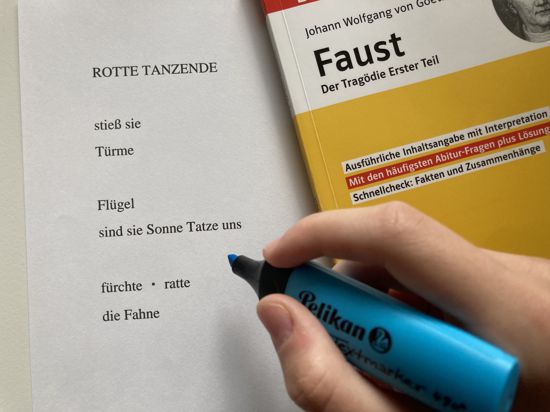 Welch ein Kontrast: Die radikal reduzierte Dichtung des Karlsruher Informatik-Pioniers Wolfram Menzel trifft auf die Deutsch-Pflichtlektüre „Faust“. Remchinger Abiturienten befassten sich mit dem Gedicht „Rotte tanzende“. 