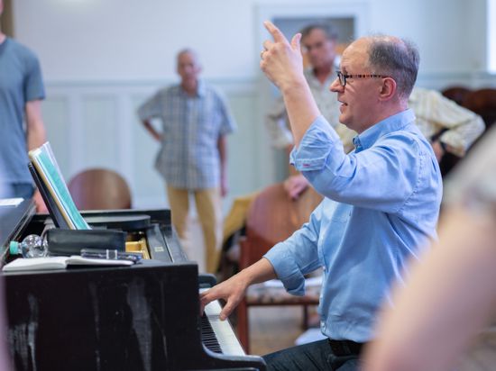 Chorleiter Peter Arestov bei einer Probe des Fächerchores Karlsruhe