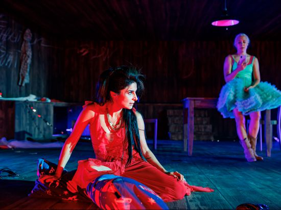 Sarah Sandeh als Novella und Swana Rode als Faith in dem Stück „Montag“ am Staatstheater Karlsruhe, Premiere 29. September 2023
