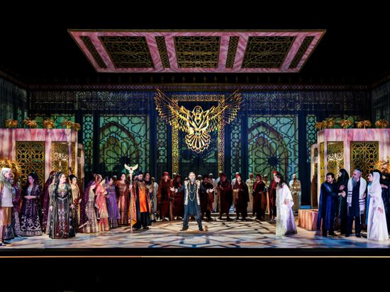 Szene aus der Oper „Nabucco“ am Staatstheater Karsruhe