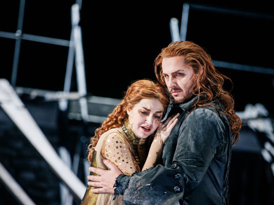 Yuriy Mynenko (Ottone) und Lucía Martín-Cartón (Teofane) spielen bei den Händel-Festspielen 2023 in der Premiere der Oper „Ottone“ am Karlsruher Staatstheater.  