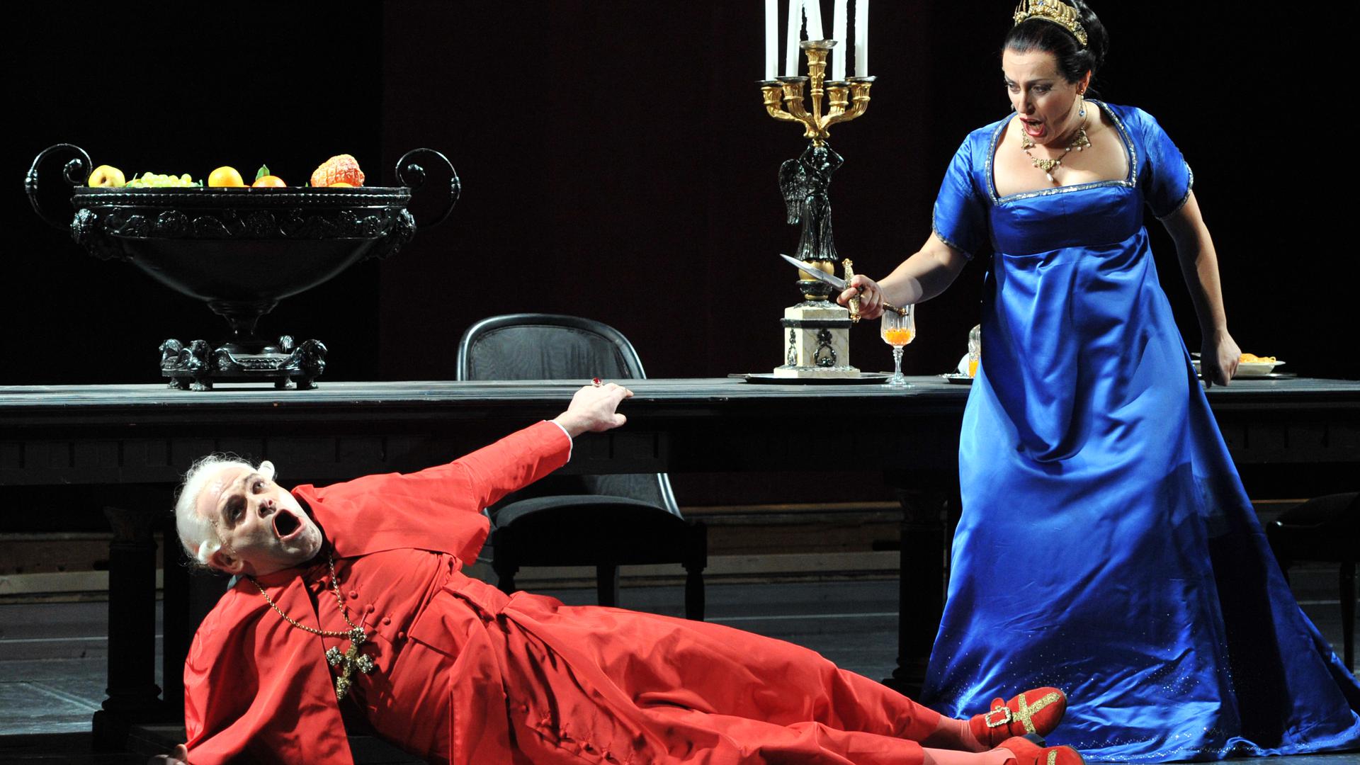 Szenenbild aus der Oper „Tosca“ am Staatstheater Karlsruhe mit Jaco Venter und Barbara Dobrzanska