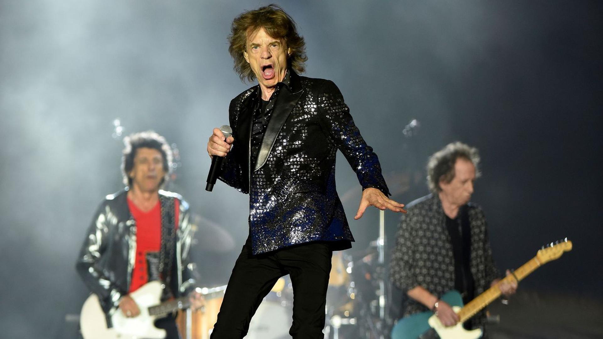 Mick Jagger (m.) flankiert von den Bandkollegen Ronnie Wood (l) und Keith Richard, bei eienm Konzert 2019 in Jacksonville.