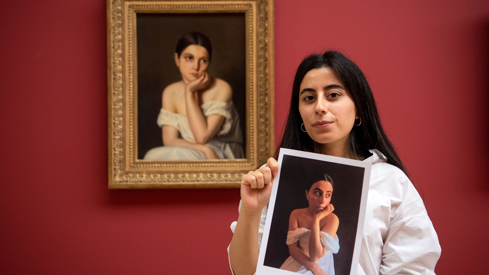 Selvinaz Özdemir mit einem Foto ihrer Interpretation von „Junges Mädchen (Melancholie)“ von Théodore Chassériau.