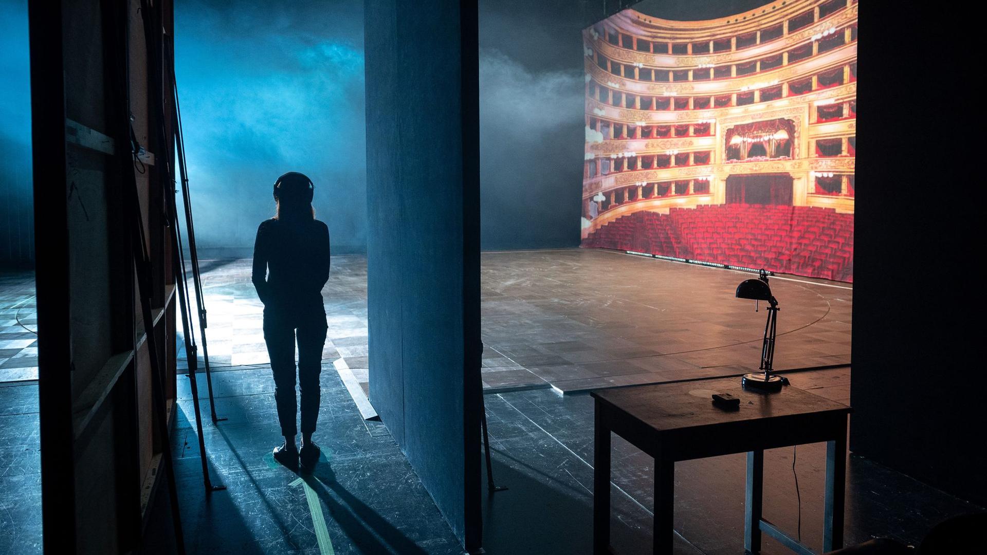 Eine Mitarbeiterin des Theaters steht während des Parcours „Black Box - Phantomtheater für eine Person“ im Schauspielhaus Stuttgart auf der Bühne.