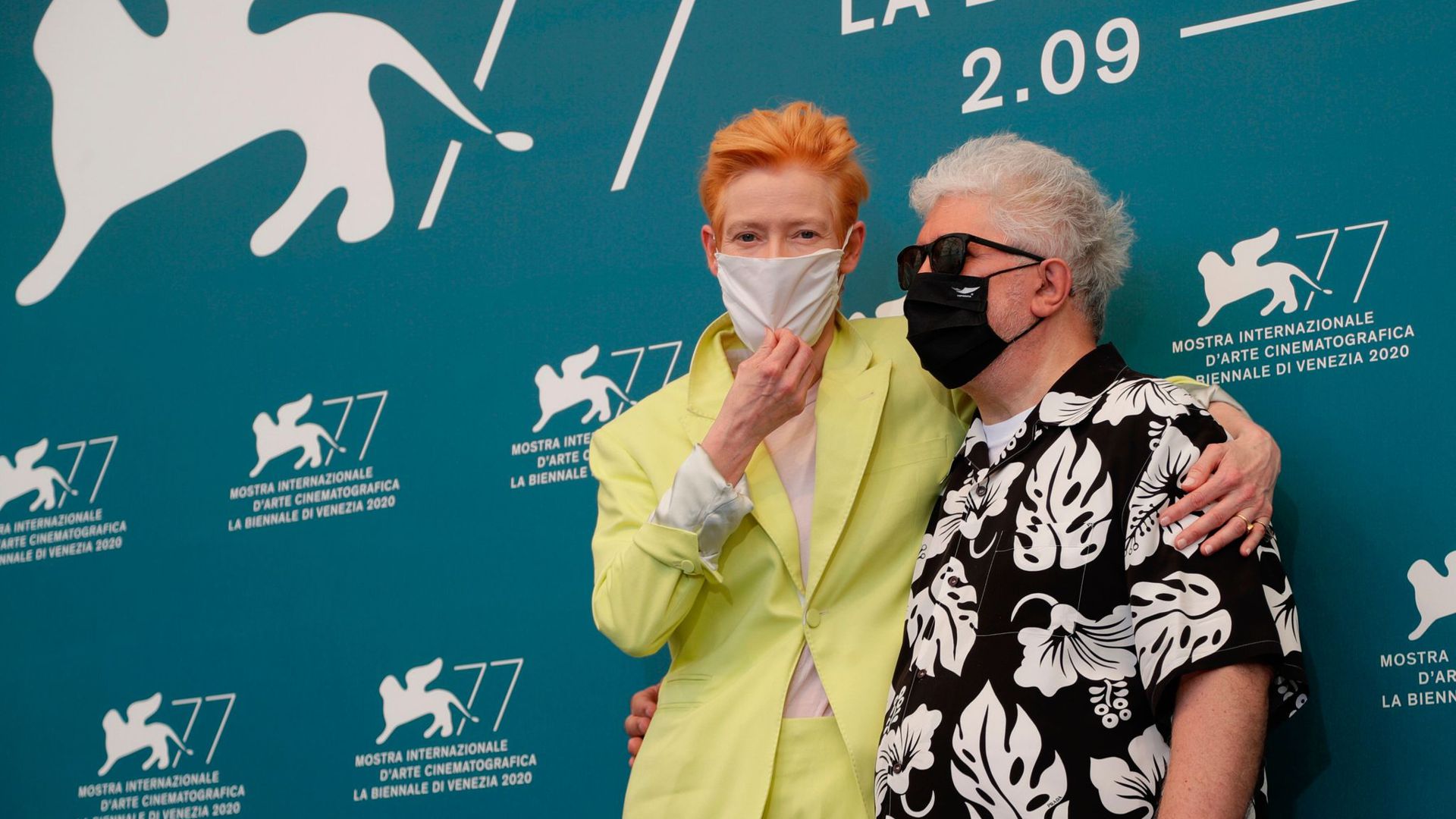 Pedro Almodóvar (r), Regisseur aus Spanien, und Tilda Swinton, Schauspielerin aus Großbritannien, mit Masken beim Filmfest in Venedig.