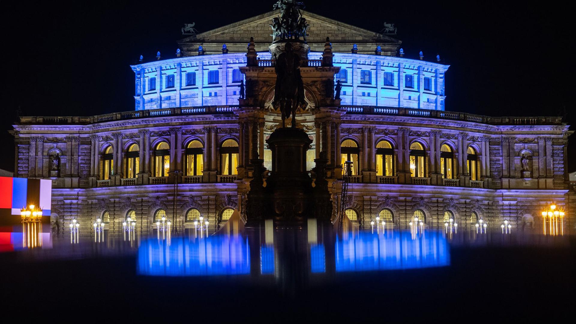 Die Semperoper in Dresden am Abend.