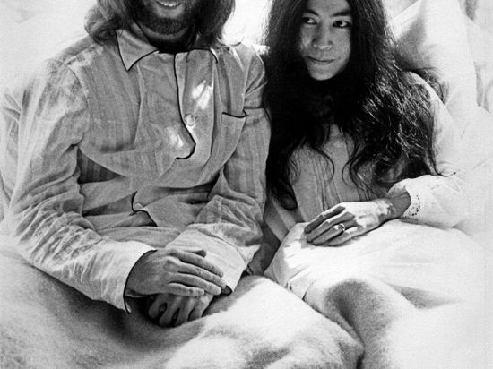 Für den Weltfrieden: John Lennon und Yoko Ono im Bett in Amsterdam. Ein zweites „Bed-In“ fand in Montreal statt.
