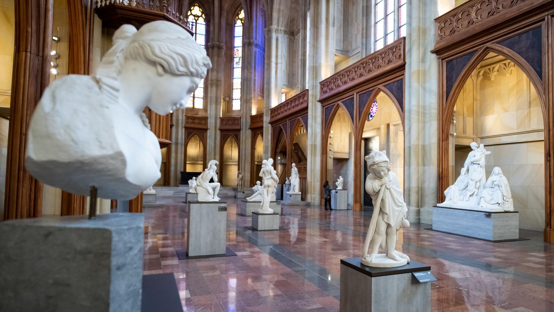 Blick in die Ausstellung „Ideal und Form. Skulpturen des 19. Jahrhunderts aus der Sammlung der Nationalgalerie“ in der Friedrichswerderschen Kirche.