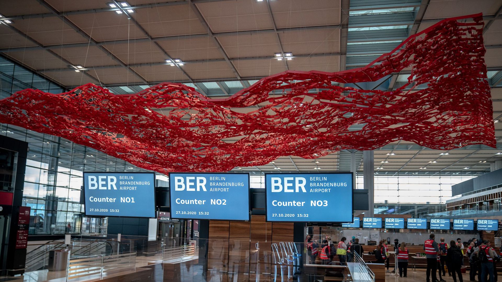 Das Objekt „The Magic Carpet“ von Pae White in der Haupthalle im Terminal 1  des Flughafens Berlin Brandenburg Willy Brandt.