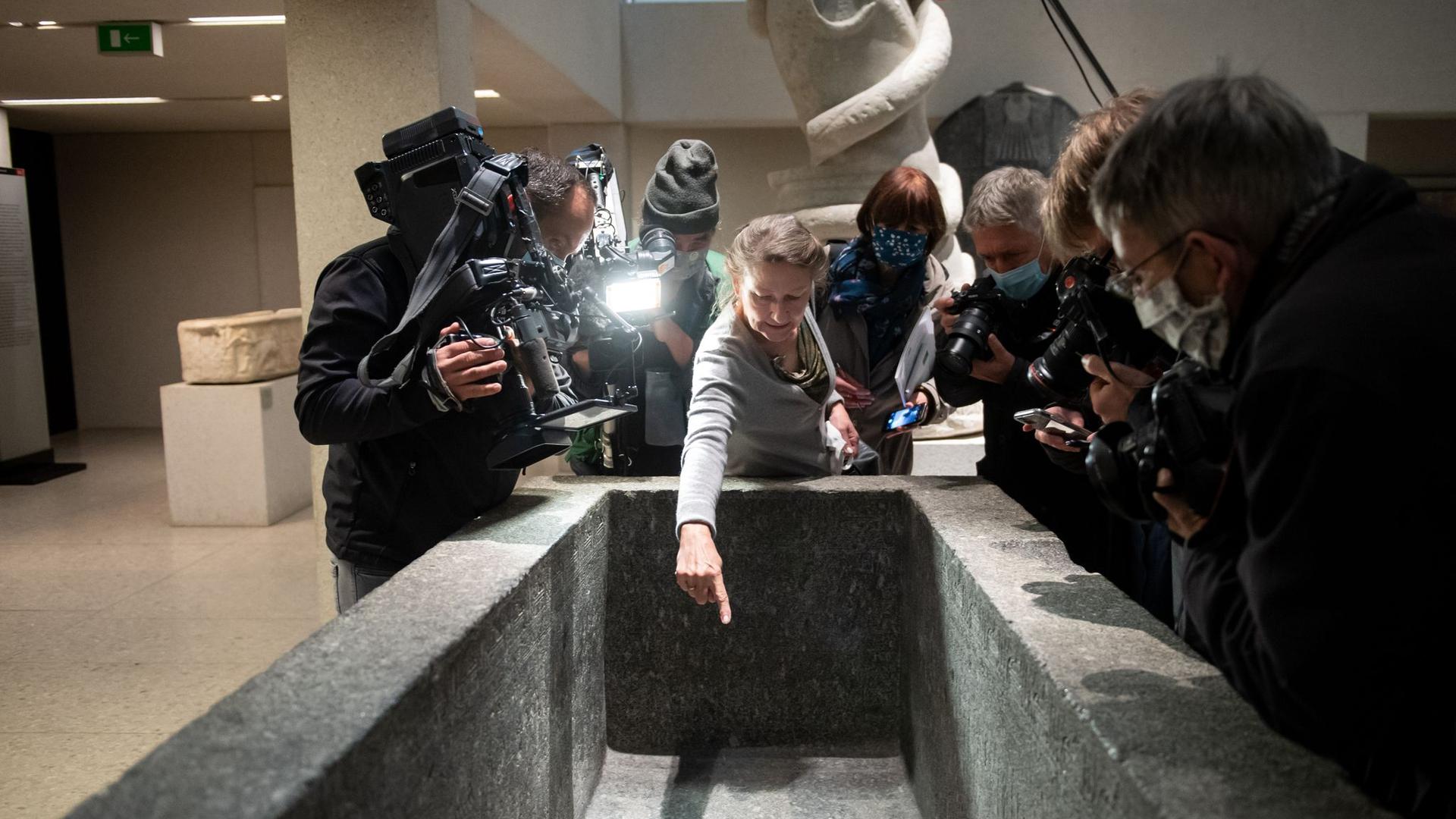 Friederike Seyfried, Direktorin des Ägyptischen Museums in Berlin, zeigte am 21. Oktober  Medienvertretern Spuren der Sachbeschädigungen im Neuen Museum.