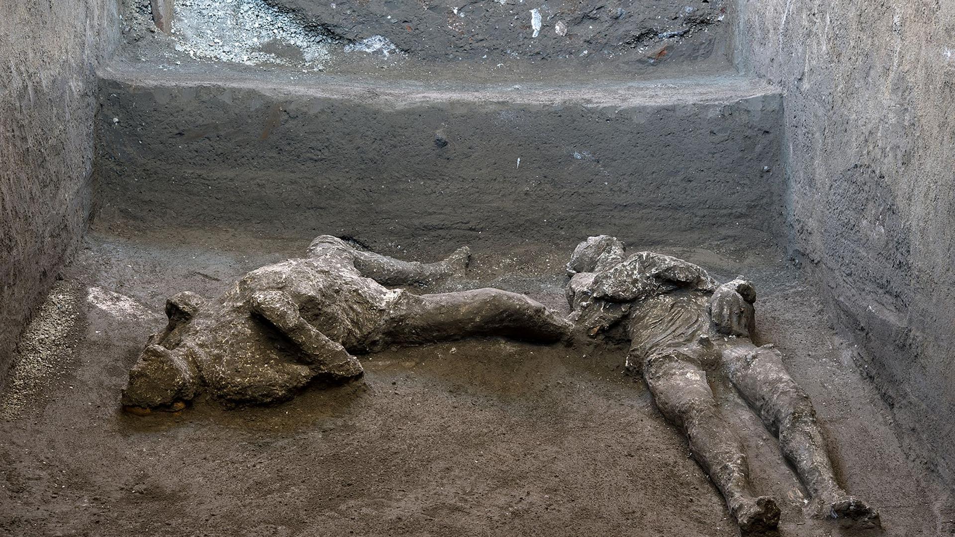 Die Überreste der zwei Männer, die vermutlich vom Ausbruch des Vesuvs am 25. Oktober 79 nach Christus überrascht wurden, sind bei Grabungen im Bereich einer Vorstadtv.