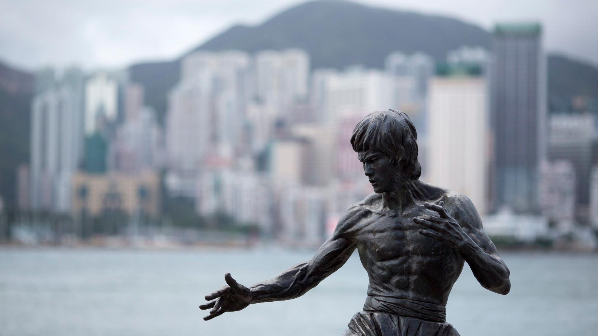 Eine Statue erinnert in Hongkong an Bruce Lee.