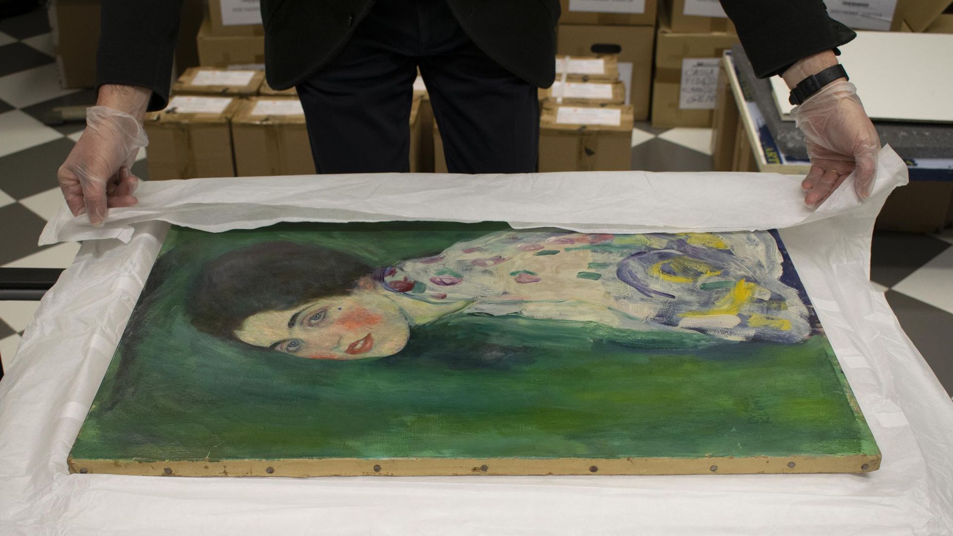 Ein Mitarbeiter der Galerie Ricci Oddi packt das wiederentdeckte Klimt-Gemälde „Bildnis einer Frau“ aus.