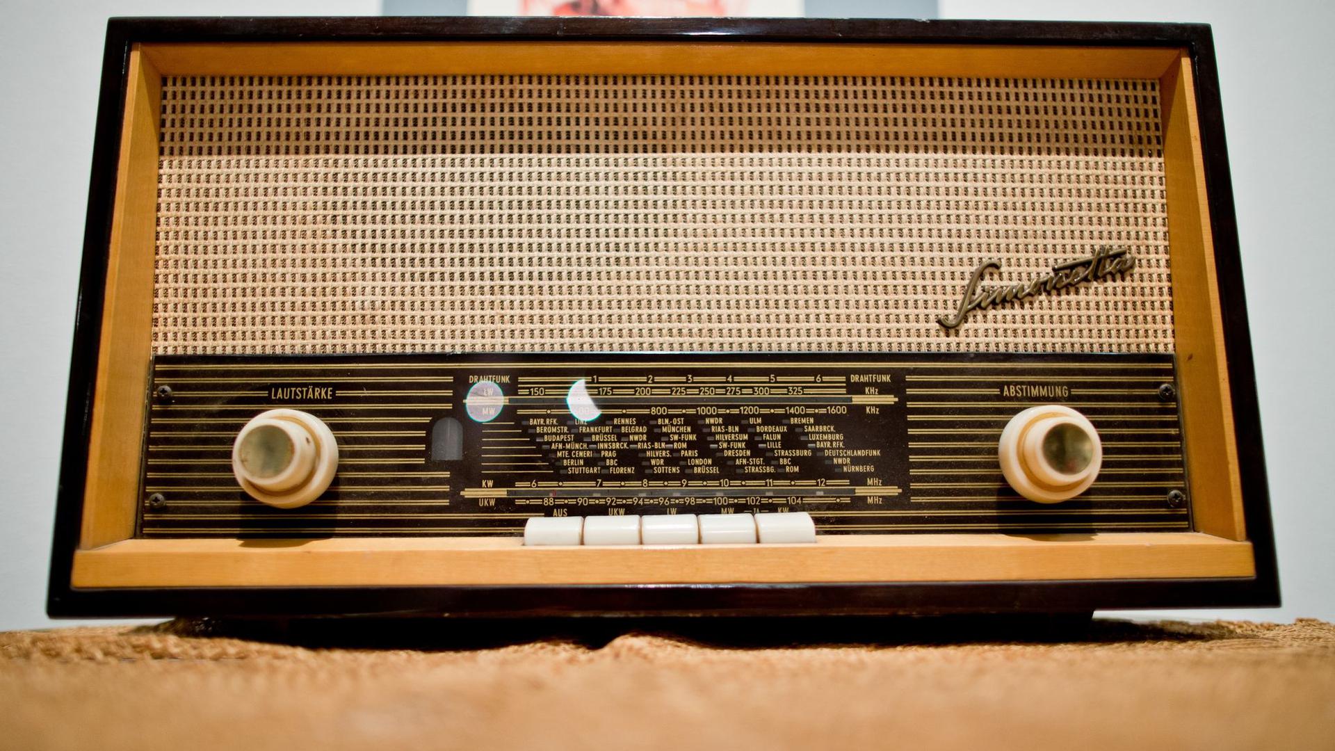 Das Quelle-Radiogerät Simonetta Stereo-Großsuper ST 6501 stammt aus dem Jahr 1965.