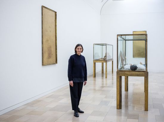 Susanne Gaensheimer, Direktorin der Kunstsammlung Nordrhein-Westfalen, steht im Museum K20 vor einer Sammlung von Joseph Beuys.