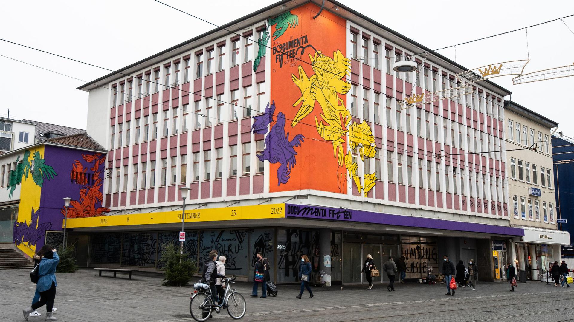 es geht wieder los: ein Wandbild mit dem neuen Logo der Documenta in Kassel.