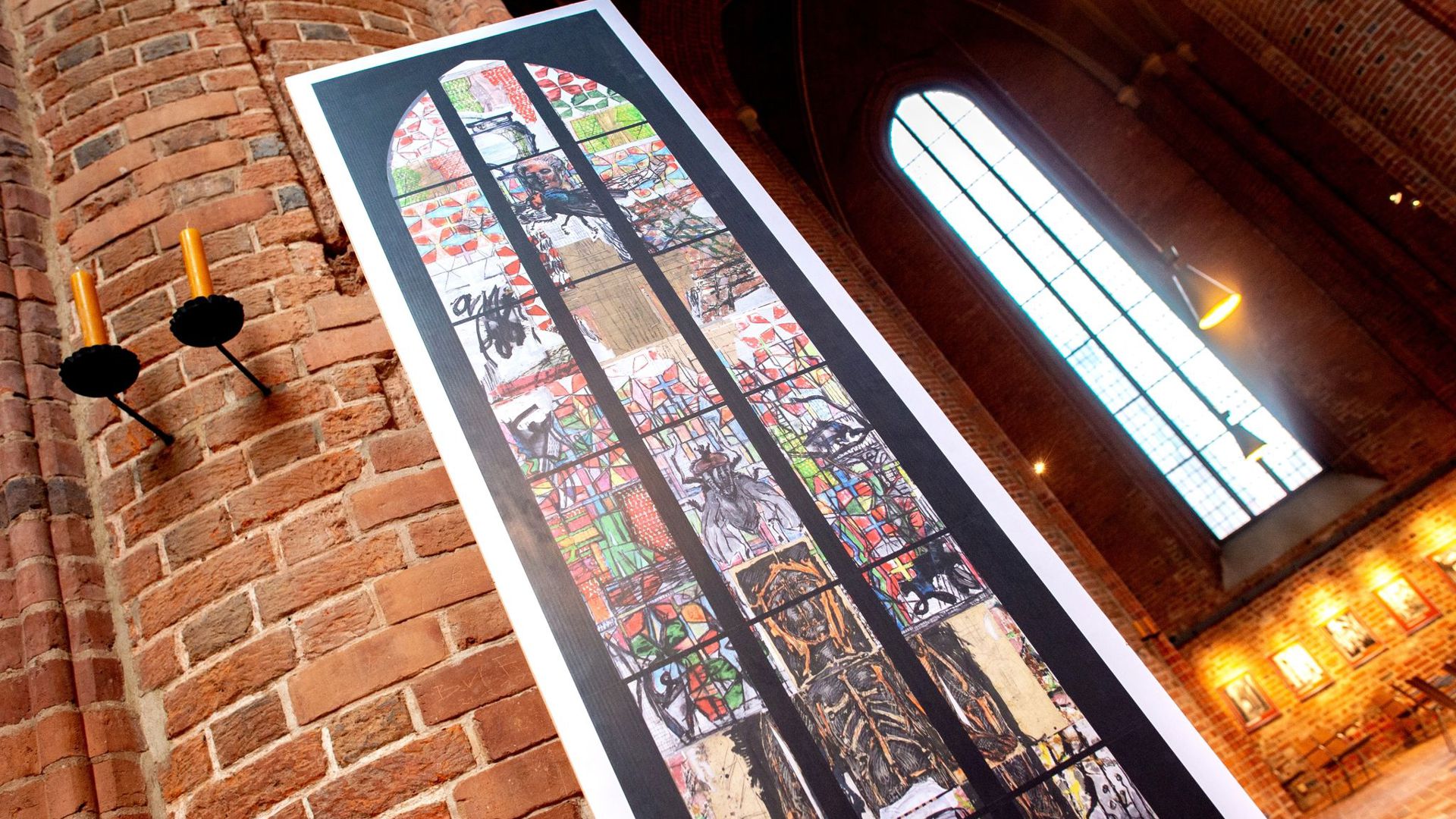 Ein Abbild des von Markus Lüpertz entworfenen Kirchenfensters zum Thema Reformation in der Marktkirche.