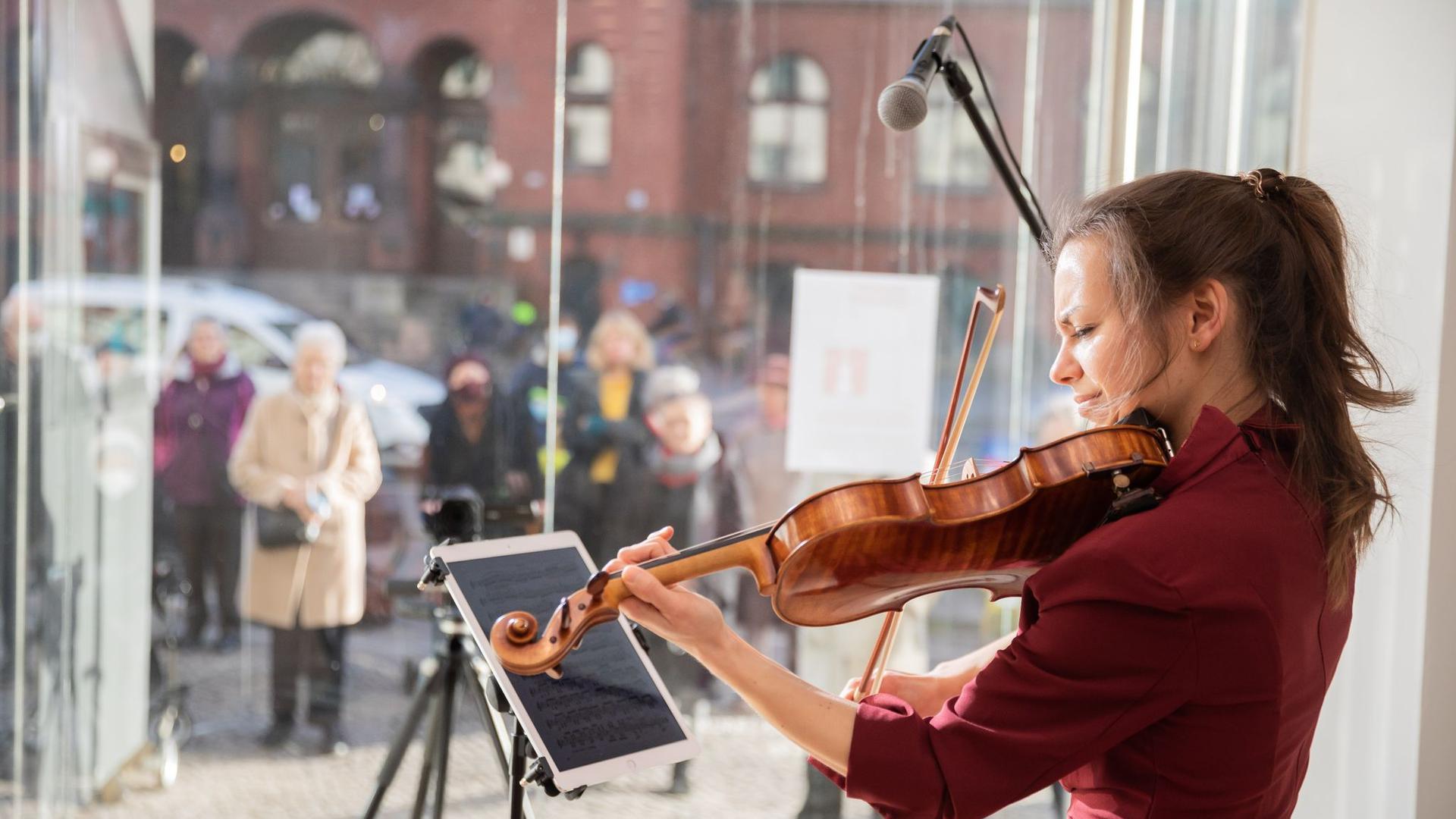Johanna Staemmler, Violinistin und Initiatorin der „Window Concerts“, bei einem Auftritt im Schaufenster einer Berliner Galerie