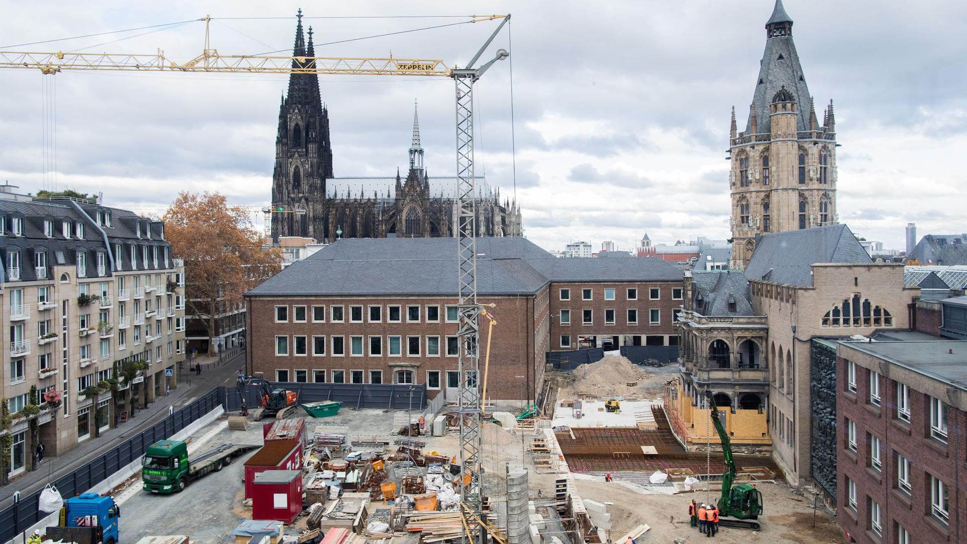 Blick auf die Baustelle „Archäologische Zone - Jüdisches Museum MiQua“ - im Hintergrund der Kölner Dom und das Historische Rathaus.
