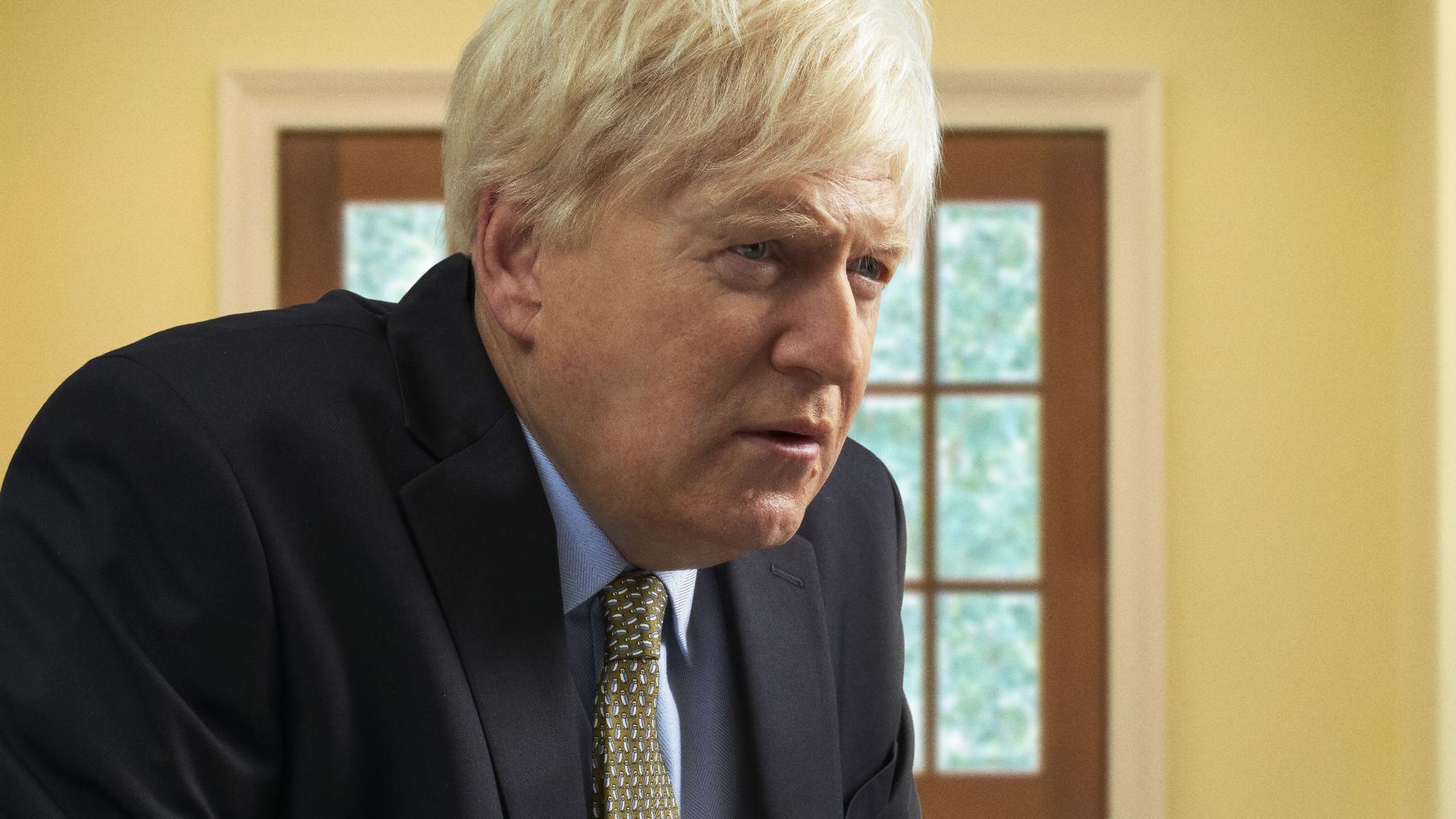 Kenneth Branagh als Premierminister Boris Johnson in dem Sky Original Drama „This Sceptred Isle“.