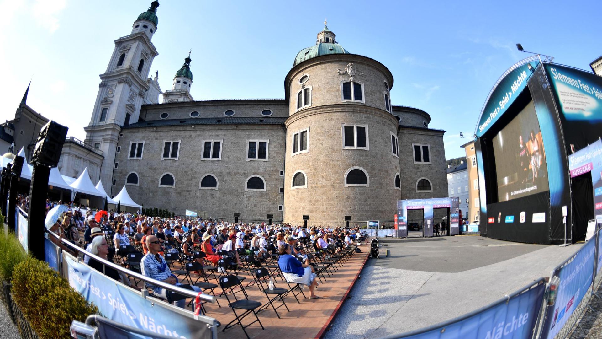 Freiluft-Übertragung der Premiere der Oper „Elektra“ von R. Strauss 2020 in Salzuburg.