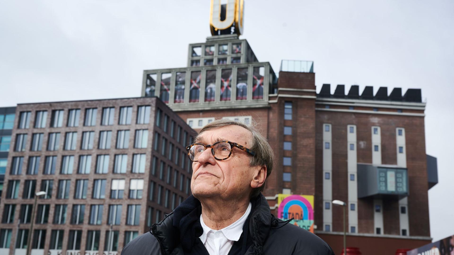 Adolf Winkelmann vor dem Dortmunder U-Turm.