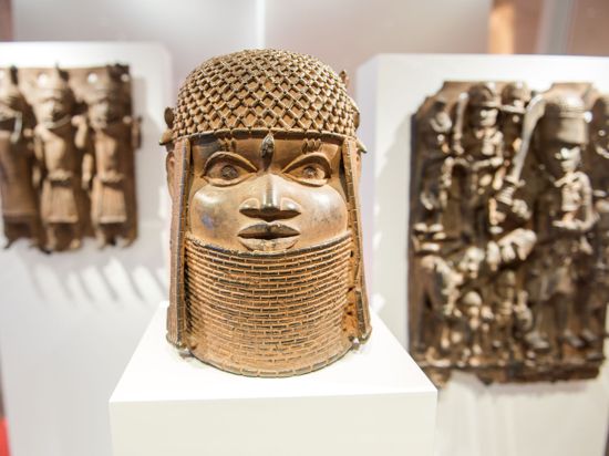 Drei Raubkunst-Bronzen aus dem Benin sind 2018 im Hamburger Museum für Kunst und Gewerbe in einer Vitrine ausgestellt.