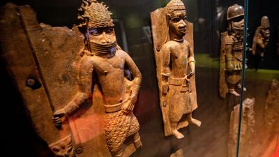 Verschiedene Reliefplatten aus Nigeria im Stuttgarter Linden-Museum, das etwas mehr als 60 Benin-Bronzen in seiner Sammlung hat.