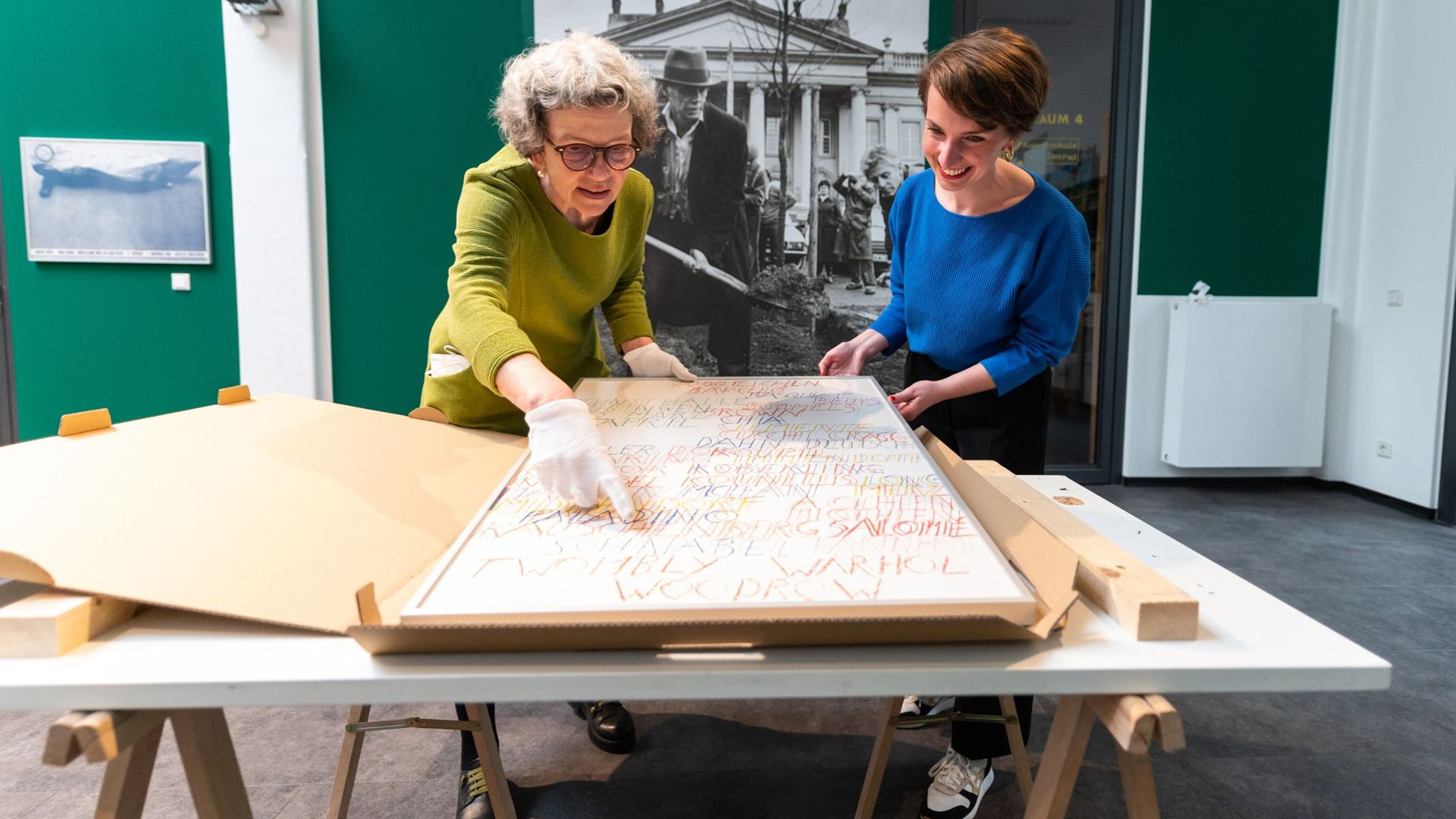 Kuratorin Daniela Sannwald (l) und Kristin Halm, Leiterin der Kunsthalle Lüneburg, bei den Vorbereitungen zur Beuys-Schau.